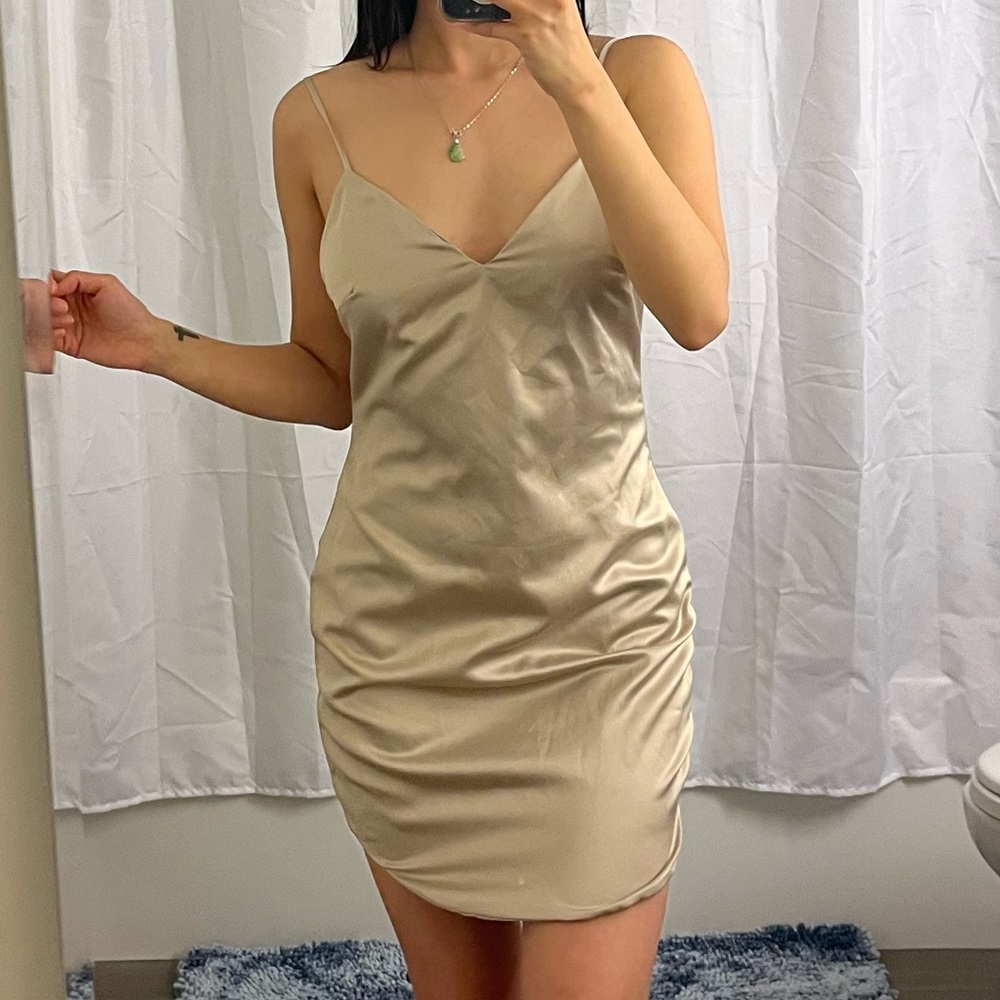 Bodycon mini dress hourglass club beige creamy off white gold v neck club